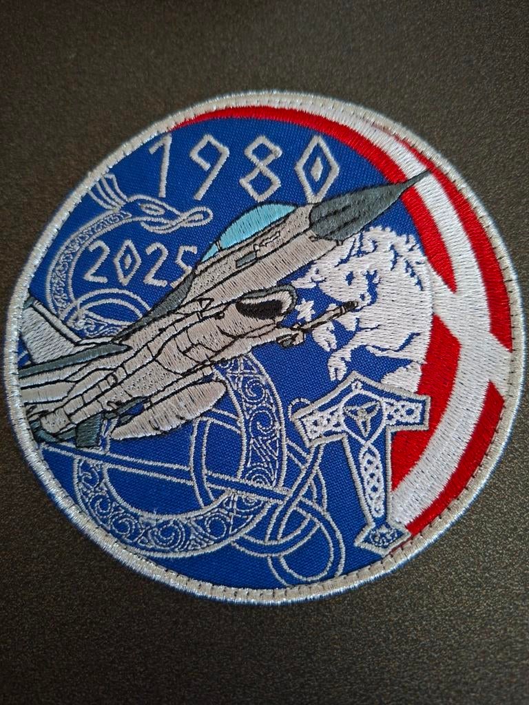 Patch 727 Squadron Deense Luchtmacht F-16 1980-2025 11cm, Verzamelen, Ophalen of Verzenden, Zo goed als nieuw, Patch, Badge of Embleem