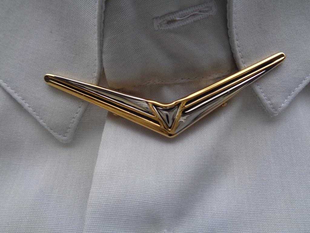 BOORDKLEM KRAAGKLEM GOUD EN ZILVERKLEUR DRIEHOEKJE IN MIDDEN, Ophalen of Verzenden, Nieuw, Overige kleuren