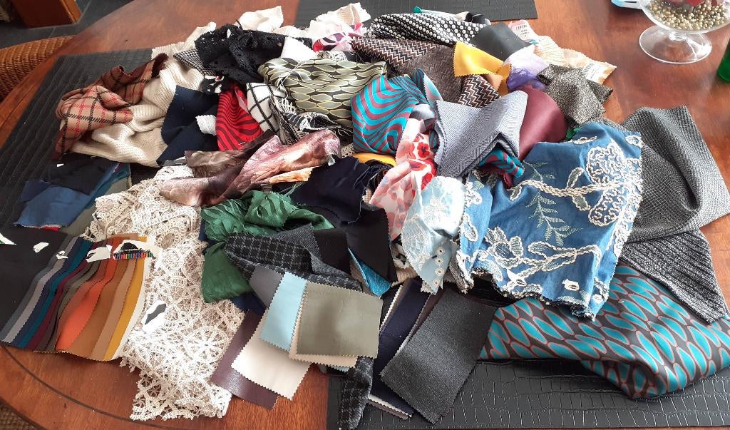 DIY grote zak vol restjes en lapjes stof lot 1, Hobby en Vrije tijd, Stoffen en Lappen, Overige materialen, Overige kleuren, 120 cm of meer