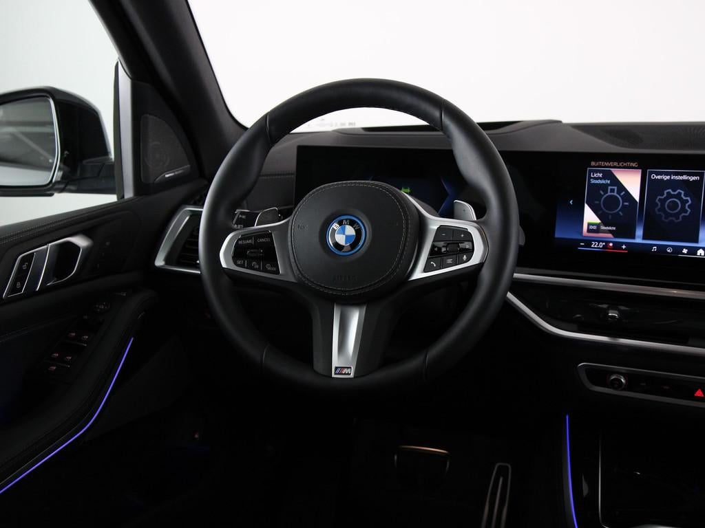 BMW X5 xDrive50e M-Sport Pro (bj 2025, automaat), Auto's, BMW, Gebruikt, 2395 kg, Met garantie (alle), Bedrijf