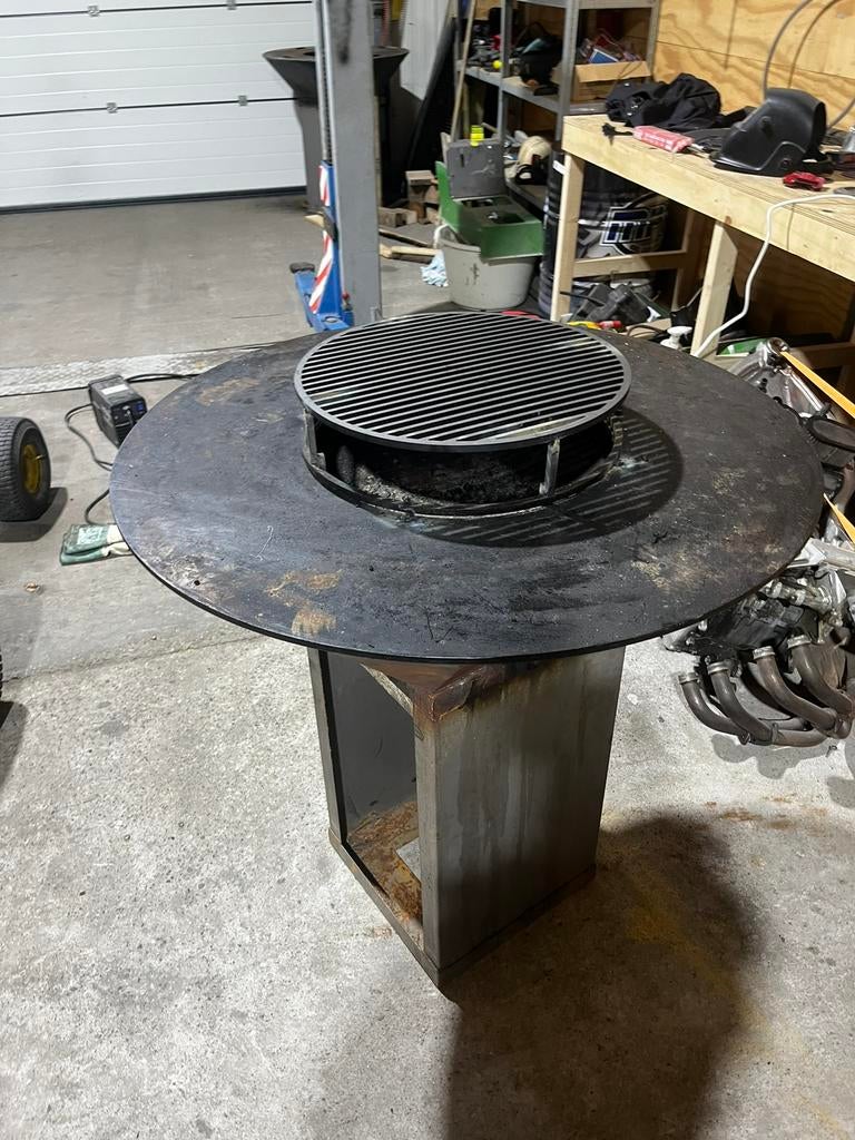 Ofyr buiten barbecue, Ophalen, Zo goed als nieuw, Met accessoires