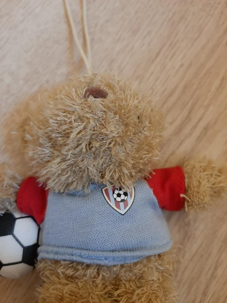 Voetballer knuffeltje beer voetbal, Ophalen of Verzenden, Stoffen beer, Overige merken