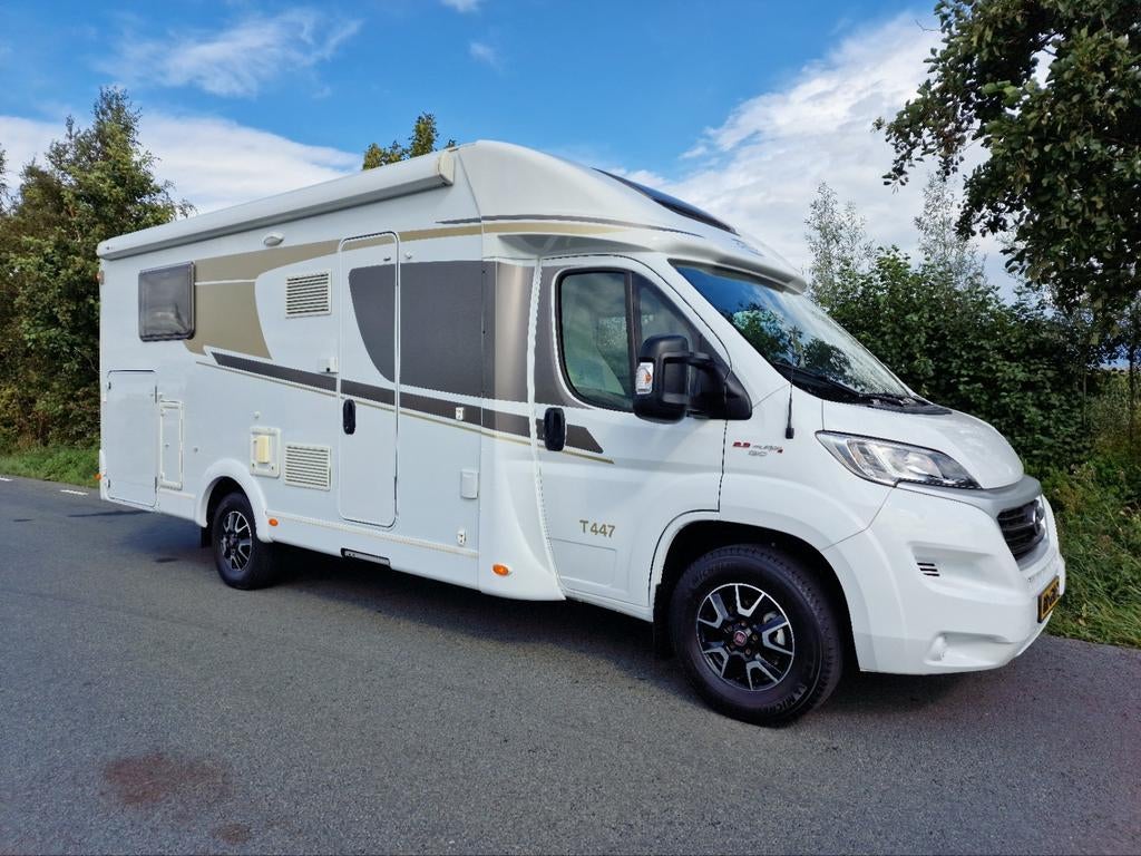 Carado T447 Camper Automaat 4pers [ Full options + Hefbed ], Caravans en Kamperen, Campers, Automaat, Standaard zit, Koelkast