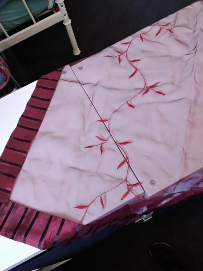 ROOD DOORSCHIJNEND KLEEDJE, Ophalen of Verzenden