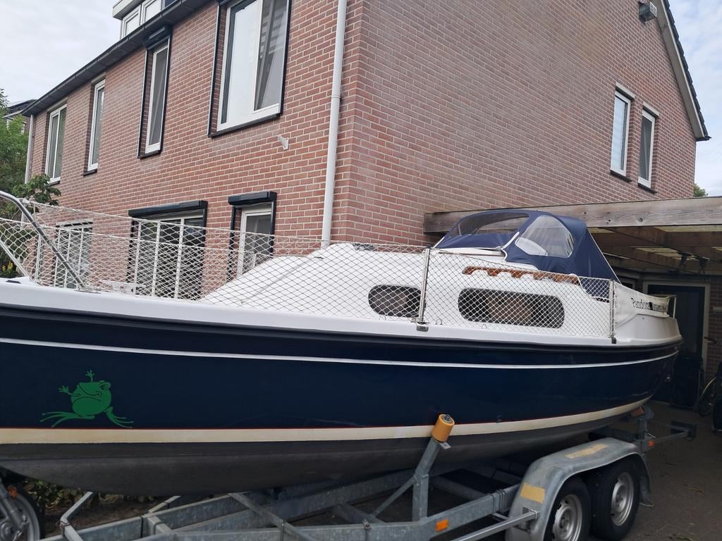 Kajuitboot met trailer en buitenboordmotor, Watersport en Boten, Motorboten en Motorjachten, Ophalen, Gebruikt, Minder dan 10 pk