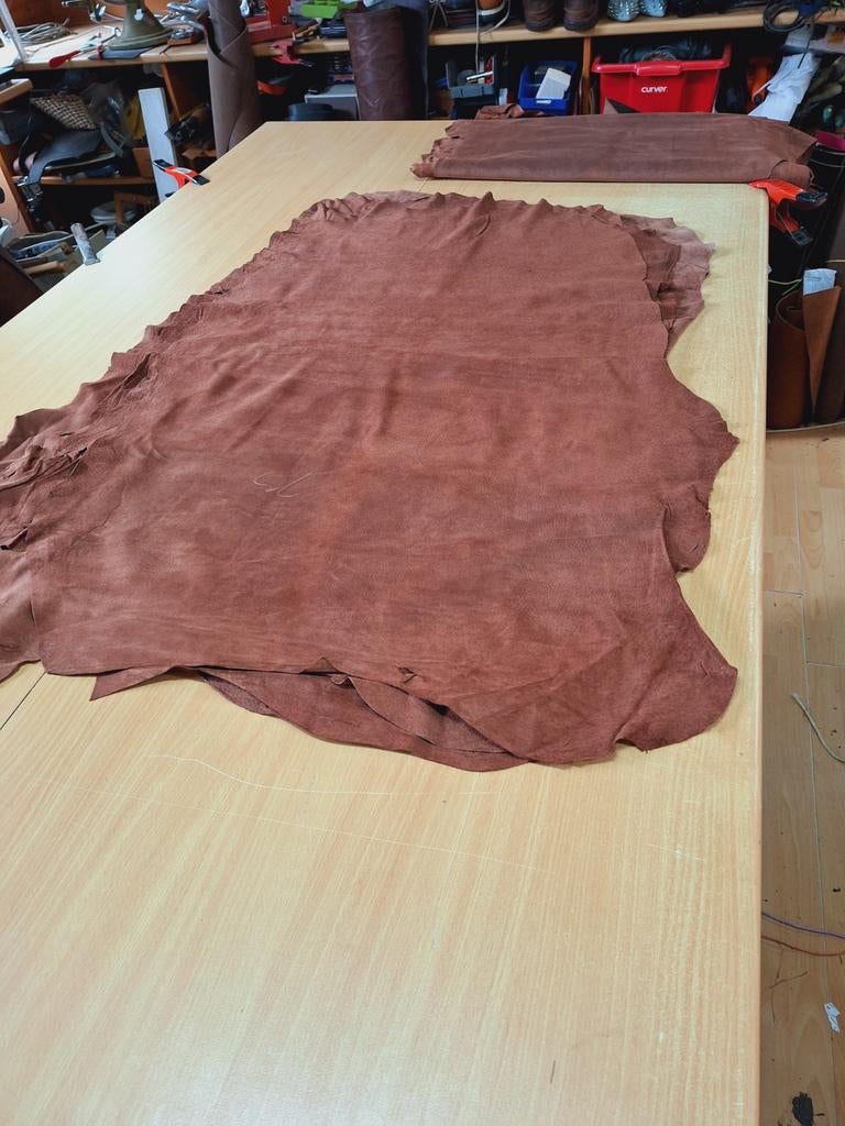 Aanbieding, pigsuede, 7,50 euro per huid, AA, Bruin, Leer of Kunstleer, Nieuw, Ophalen of Verzenden