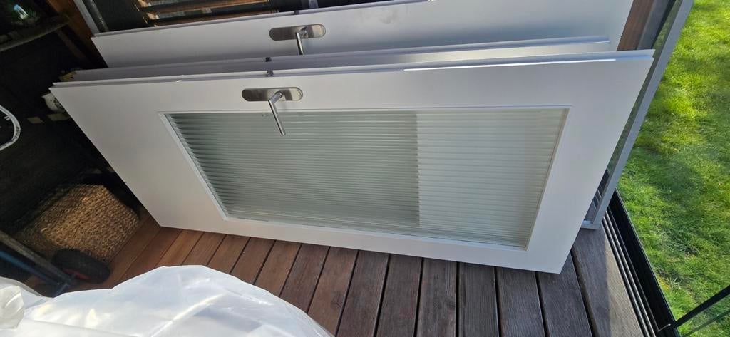 Opdekdeur rechtsdraaiend met half-mat gestreept glas, Doe-het-zelf en Verbouw, Deuren en Horren, Ophalen, Gebruikt, 80 tot 100 cm