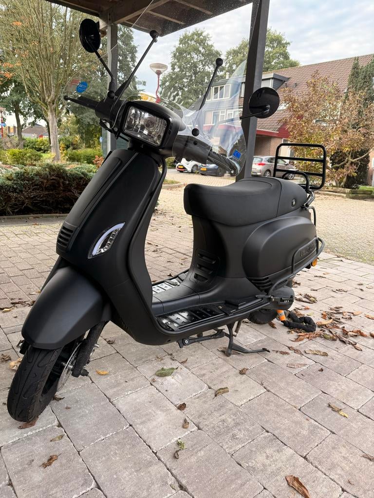 La Souris scooter mat zwart, Ophalen, Maximaal 45 km/u, Zo goed als nieuw, Benzine