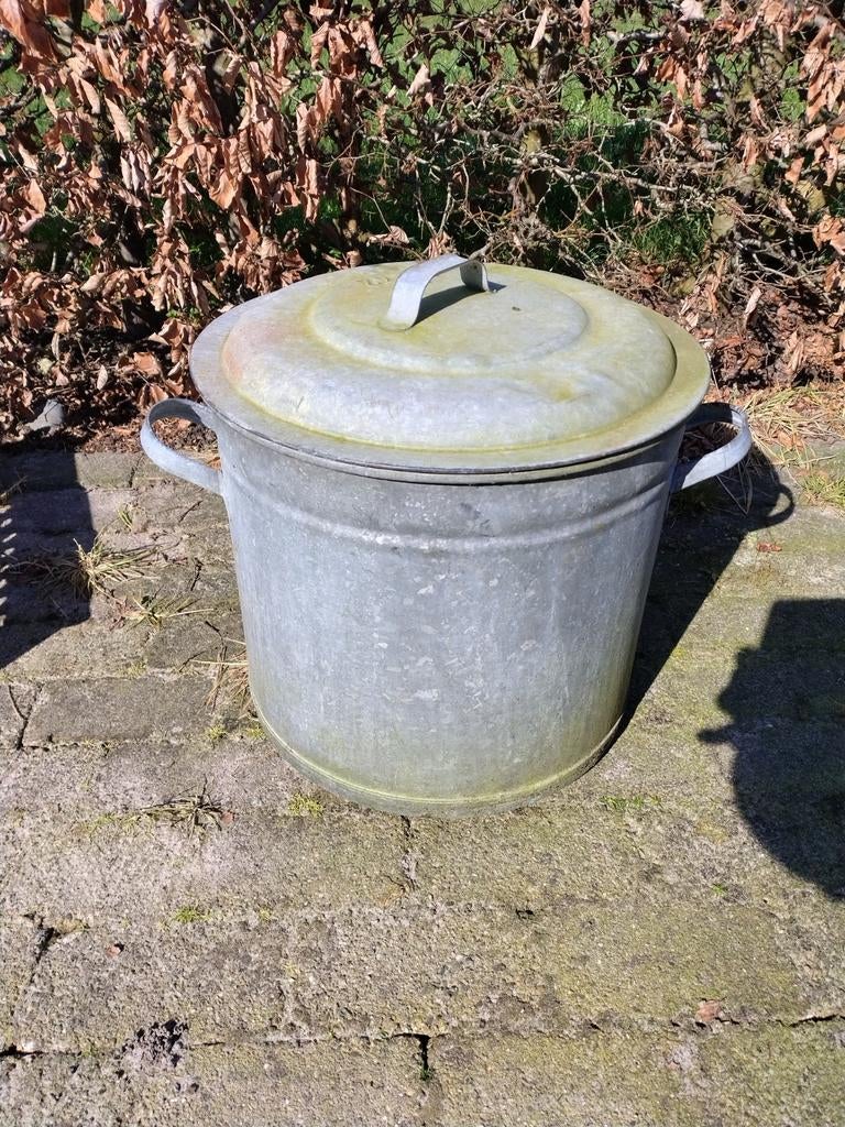 Oude zinken wekketel met afwateringsgaatjes, Ophalen