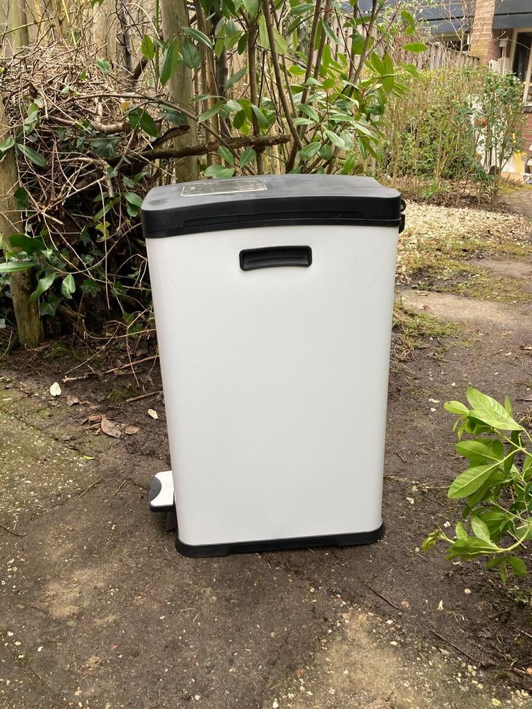 Witte prullenbak 30 liter - EKO, Ophalen, Gebruikt, Met pedaal, 50 tot 75 cm
