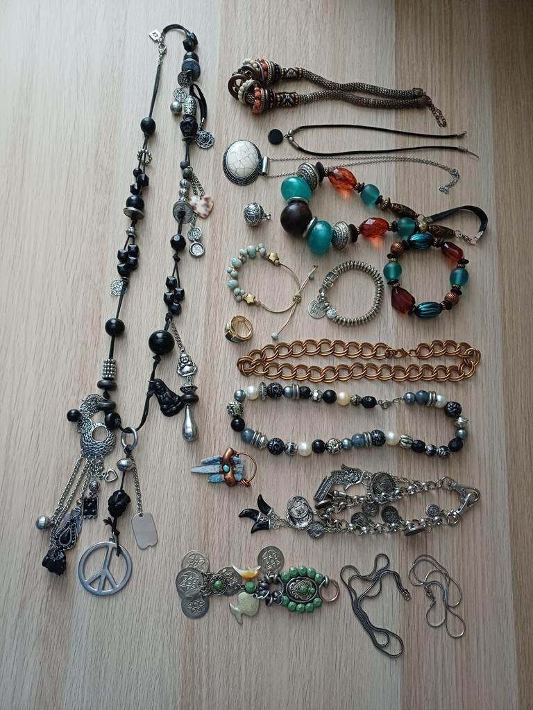 Diverse sieraden. 17 stuks. In 1 koop., Ophalen of Verzenden, Overige kleuren, Overige materialen