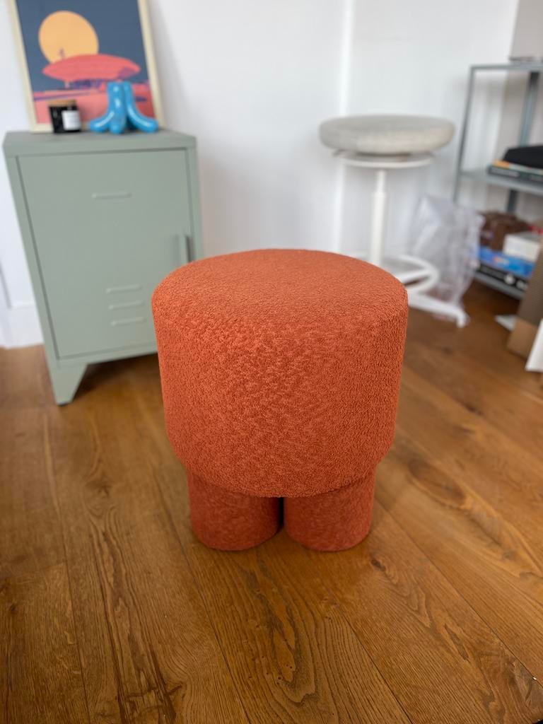 Trendy oranje bouclé poef/krukje, Ophalen, Zo goed als nieuw, Overige materialen