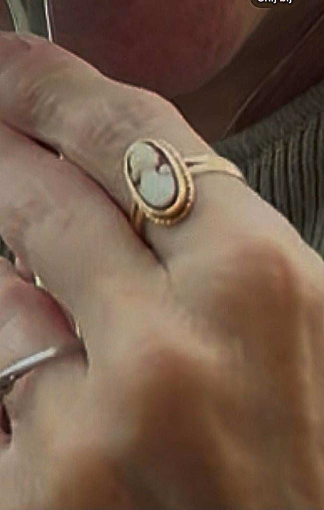 Gezocht!!!! HELP !! Verloren ring, ben er erg aan gehecht!, Ophalen of Verzenden, Goud, Dame