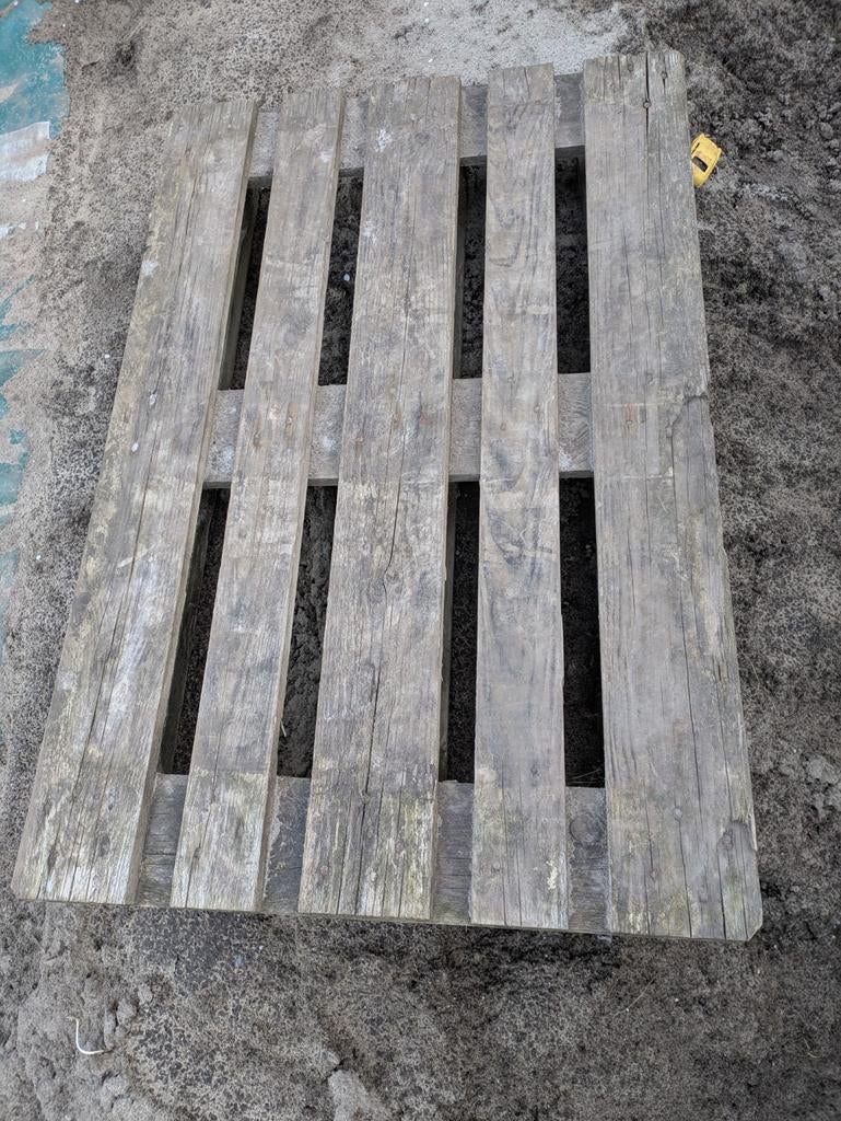 Kapotte pallet, Ophalen, Hout