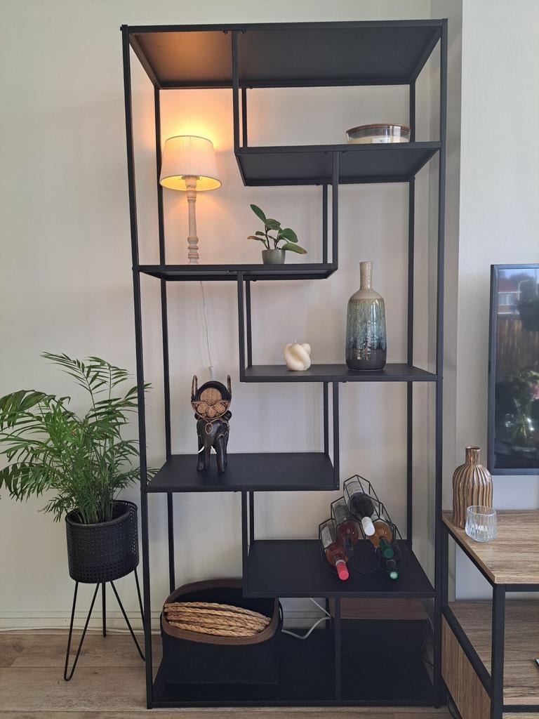 Moderne vakkenkast metaal zwart met asymmetrische planken, Ophalen, Zo goed als nieuw