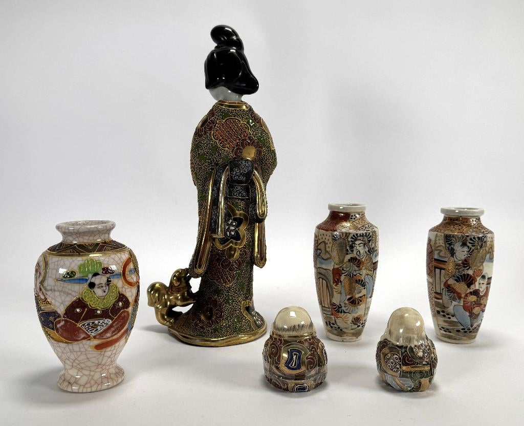 732. Lot Satsuma - beelden en vazen, Japan, 20e eeuw, Ophalen of Verzenden