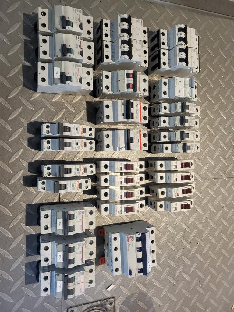 Aardlekautomaat en automaten, Ophalen of Verzenden, Gebruikt, Schakelaar