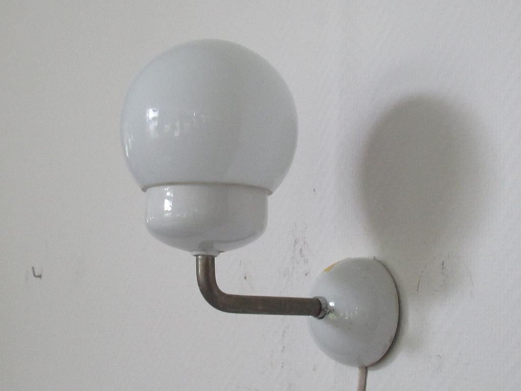 art deco Bauhaus wandlamp,opaal glazen bolkapje en porselein, Ophalen
