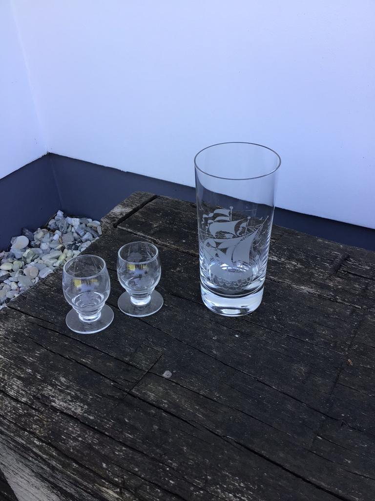 Groot geslepen glas met schip + 2 geslepen borrelglaasjes, Antiek en Kunst, Antiek | Glas en Kristal, Ophalen of Verzenden