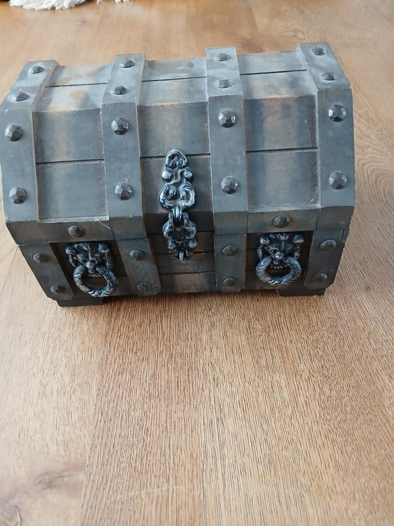 Houten schatkist met glazen karaffen wiskey cognac, Ophalen of Verzenden