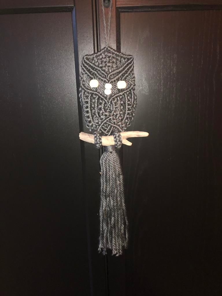 Macramé uiltje op drijfhout, Ophalen of Verzenden, Nieuw