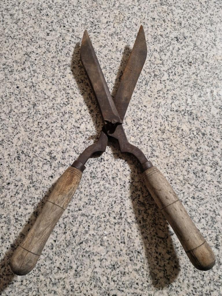 Antieke heggenschaar met houten handvatten, Tuin en Terras, Hand-tuingereedschap, Ophalen of Verzenden, Gebruikt, Sikkel, Onbekend