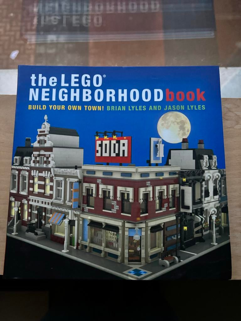 LEGO Neighborhood Book - Bouw je eigen stad!, Boeken, Ophalen of Verzenden, Zo goed als nieuw, Scrapbooking en Knutselen, Geschikt voor kinderen