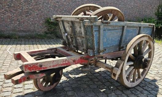 Antieke houten getrokken kiepwagen, Ophalen