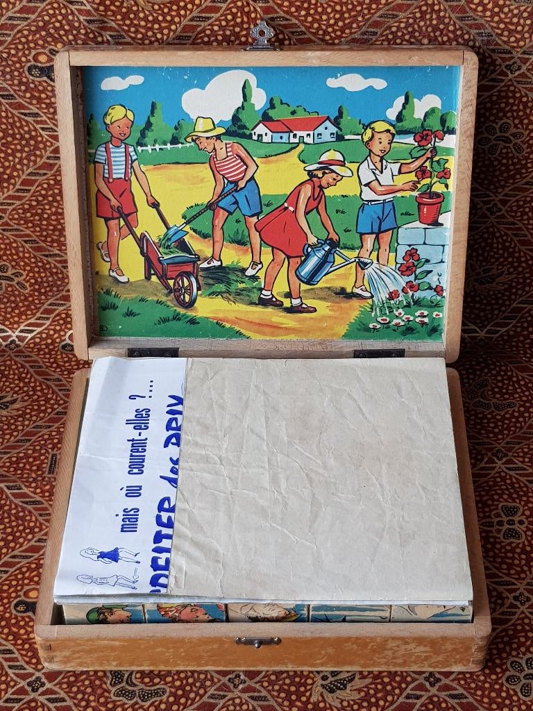 Complete oude blokken puzzel uit Frankrijk in een kist., Antiek en Kunst, Antiek | Speelgoed, Ophalen of Verzenden