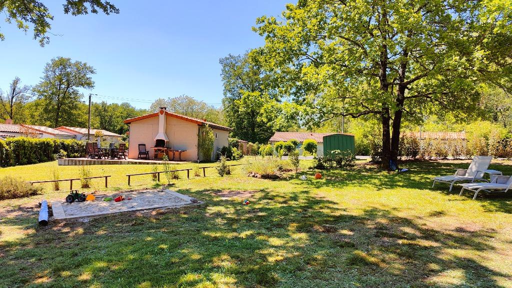 Gerenoveerd vakantiehuisje 4p (+baby) op park in de Charante, Recreatiepark, Open haard, Dordogne, In bos