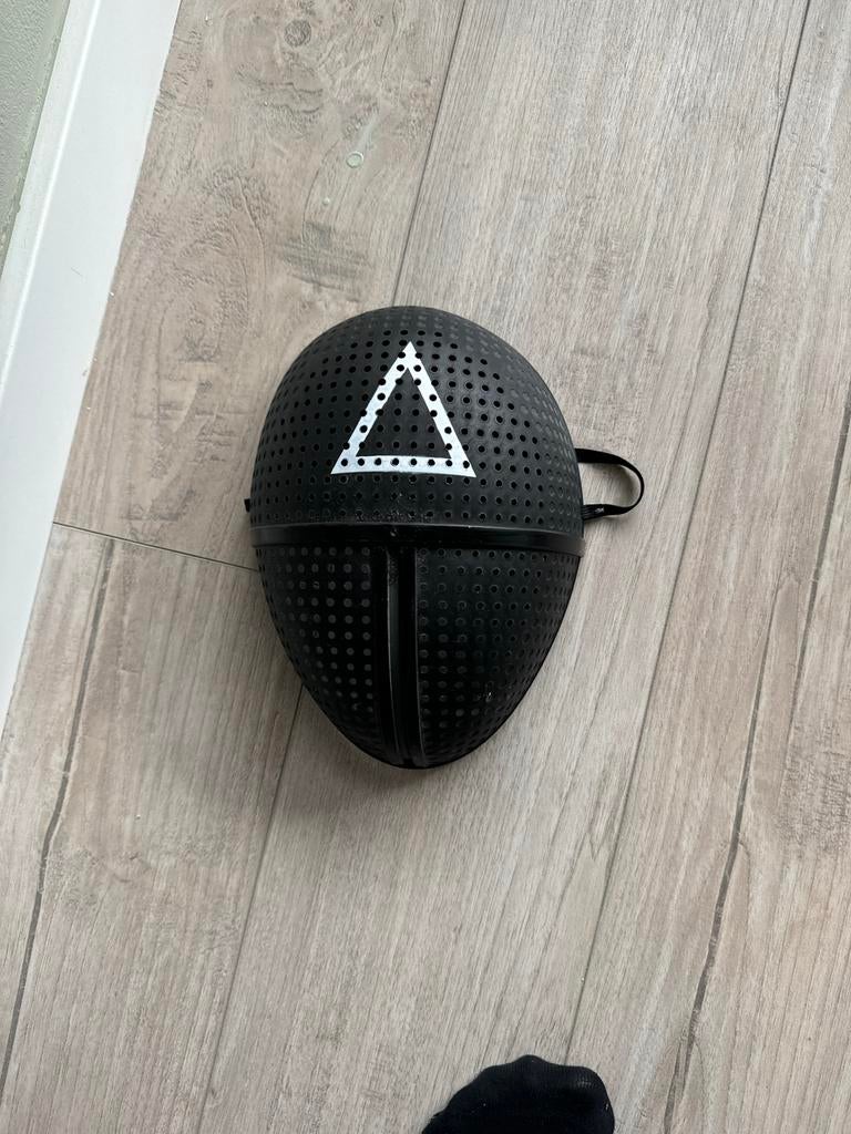 Squid Game Masker - Driehoek, Ophalen, Gebruikt, Toneelattributen of Onderdelen