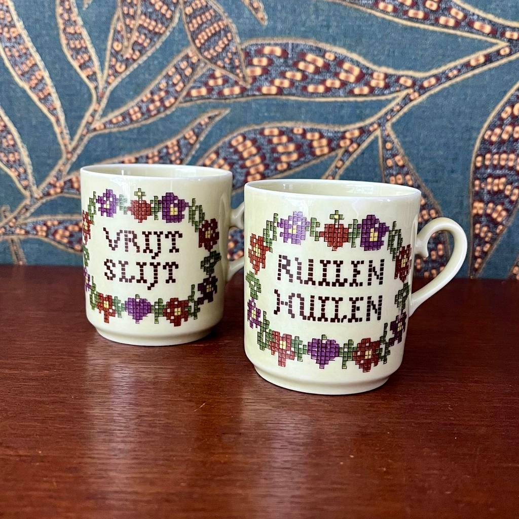 2 vintage Bavaria mokjes met ‘geborduurde’ tekst, Ophalen of Verzenden