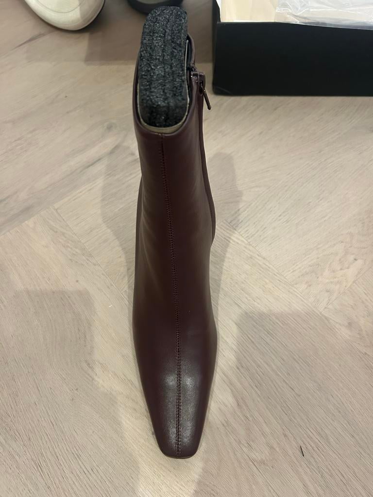 YSL Hakken - Stijlvol en Elegant, Kleding | Dames, Schoenen, Ophalen of Verzenden, Zo goed als nieuw, Bruin, Lage of Enkellaarzen