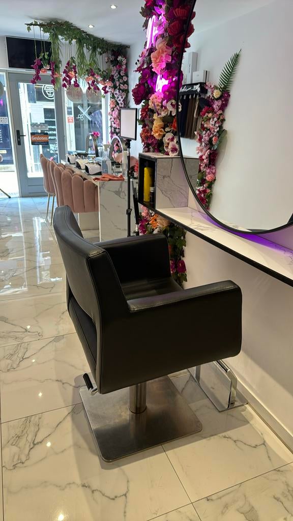 Kapper stoel zwaart.