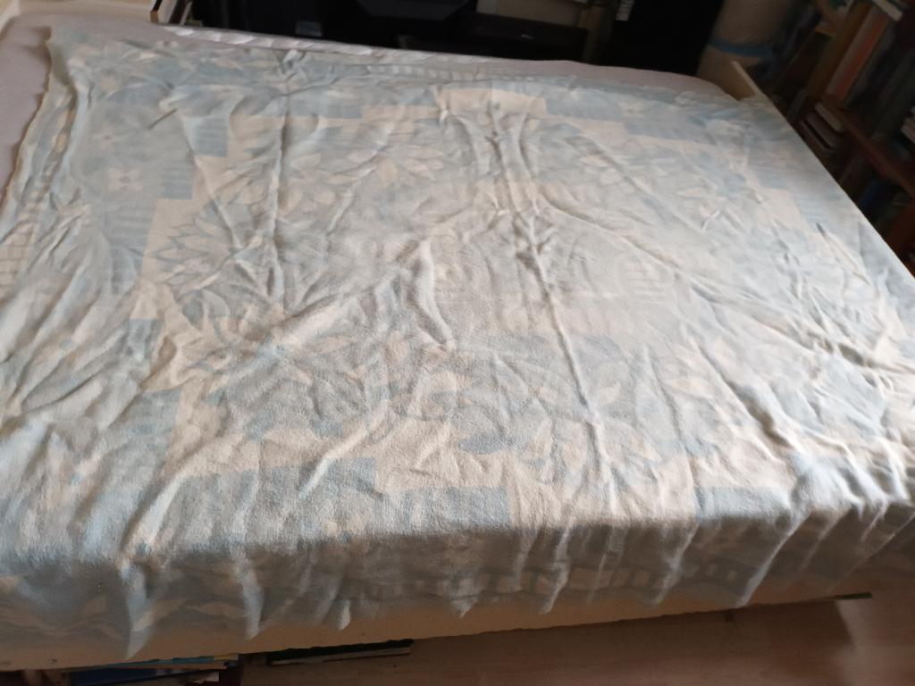 blauw wit wollen deken bloemen narcis. Texel ?  220-167cm, Blauw, Tweepersoons, Ophalen of Verzenden, Deken of Dekbed