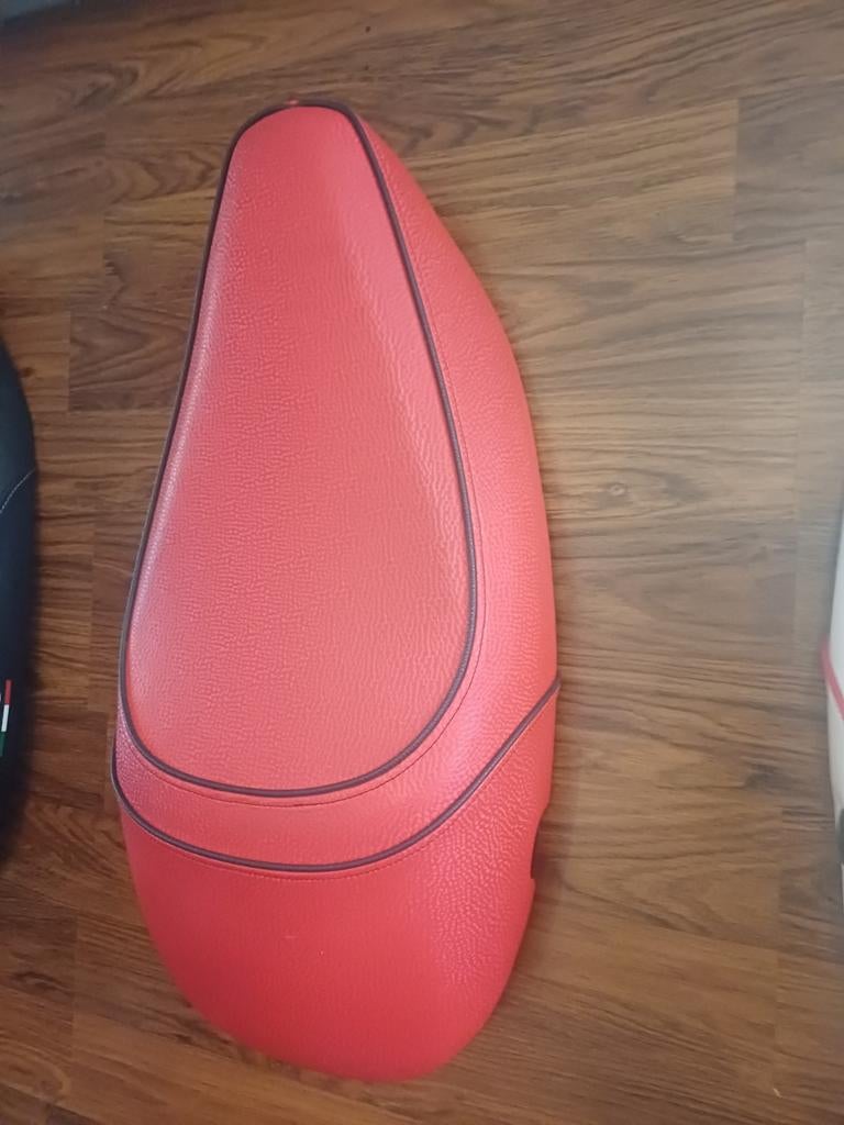 Custom buddyseat voor Vespa S - Rood, Fietsen en Brommers, Brommeronderdelen | Scooters, Ophalen