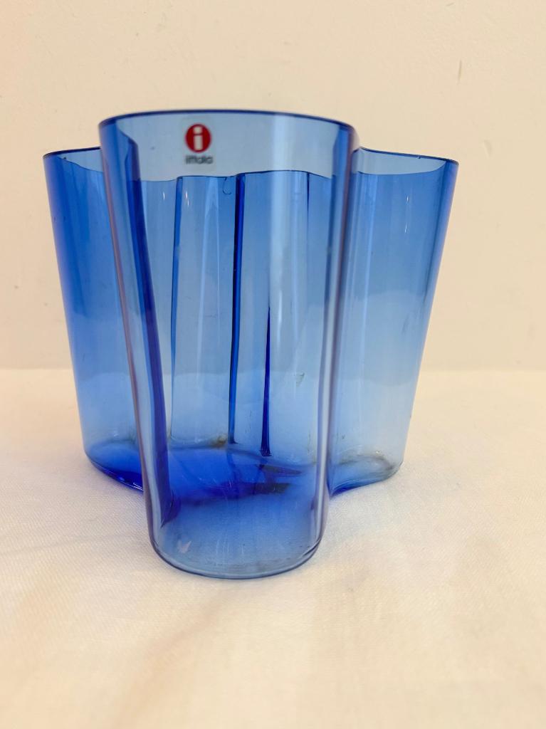iittala vaas blauw 16 cm chipje af, Blauw, Aardewerk of Porselein, Ophalen of Verzenden, Zo goed als nieuw
