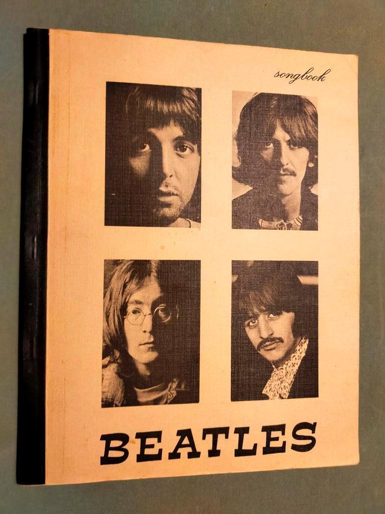 Beatles - Songbook (1973), op de voorkant 4 portretfoto's, Boeken, Ophalen of Verzenden, Gelezen, Artiest