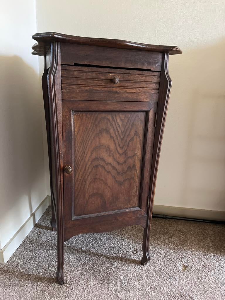 Oud houten kastje met lade en deurtje, Ophalen