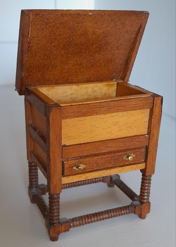 Miniatuur lessenaar/kastje 1:12, Ophalen of Verzenden, Zo goed als nieuw, Decoratie