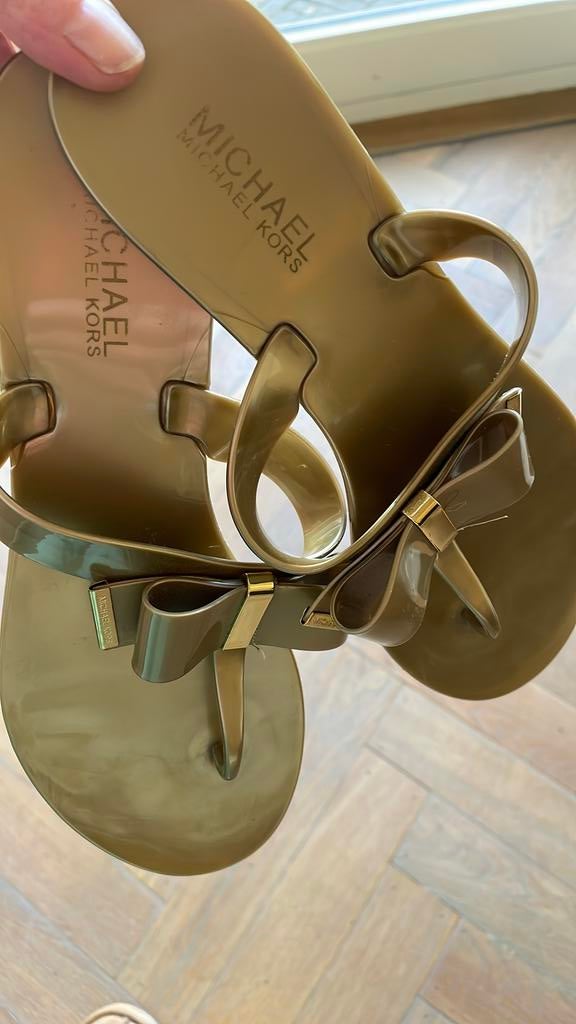 Michael Kors gouden slippers maat 39, Ophalen of Verzenden, Gedragen, Overige kleuren