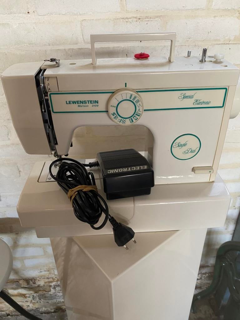 Lewenstein Melson 3106, Hobby en Vrije tijd, Naaimachines en Toebehoren, Ophalen, Zo goed als nieuw, Lockmachine, Overige merken