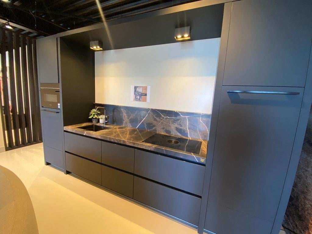 Showroomkeuken Fenix zwart en marmer blad, Zwart, Enkelwandige keuken, Ophalen of Verzenden, Greeploos