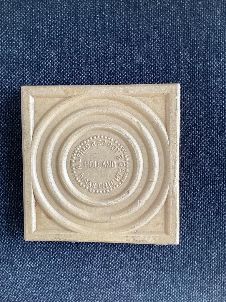 Oude  Regout Tegel (Maastricht), Ophalen of Verzenden, Zo goed als nieuw, Glas of Kopje