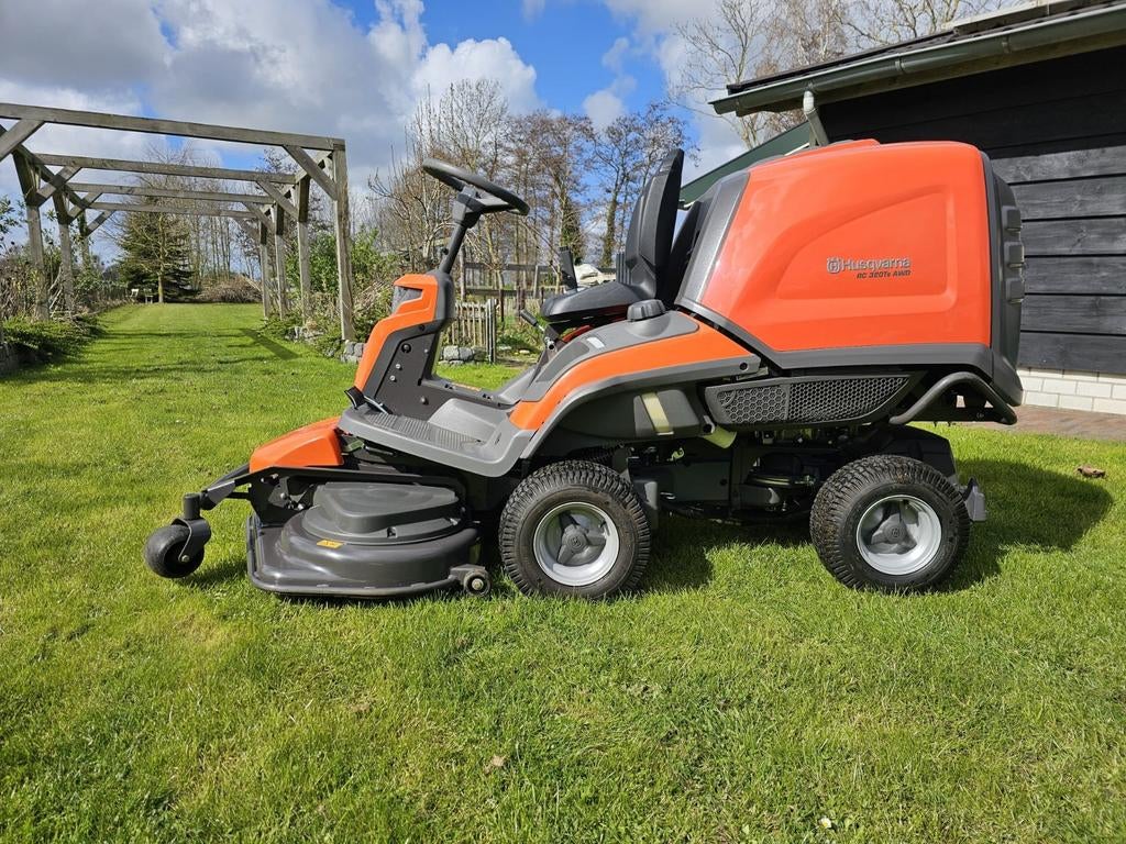Husqvarna RC320Ts AWD, Tuin en Terras, Zitmaaiers, Zo goed als nieuw, 90 tot 120 cm, Elektrische starter, Mulchfunctie, Opvangbak