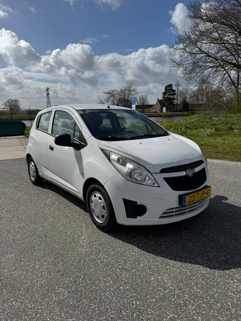 Chevrolet Spark 1.0 Bifuel 2012 Wit, Auto's, 15 km/l, 37 €/maand, 4 cilinders, Wit
