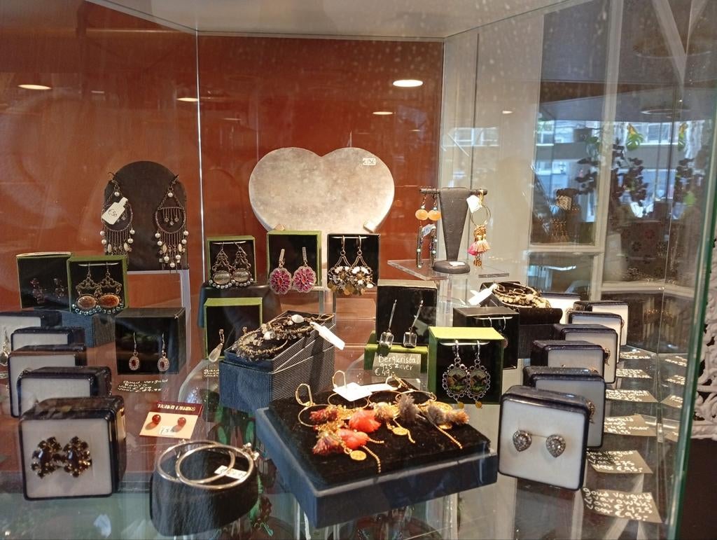 Unieke oorbellen met echte stenen, Overige materialen, J, G, Zo goed als nieuw