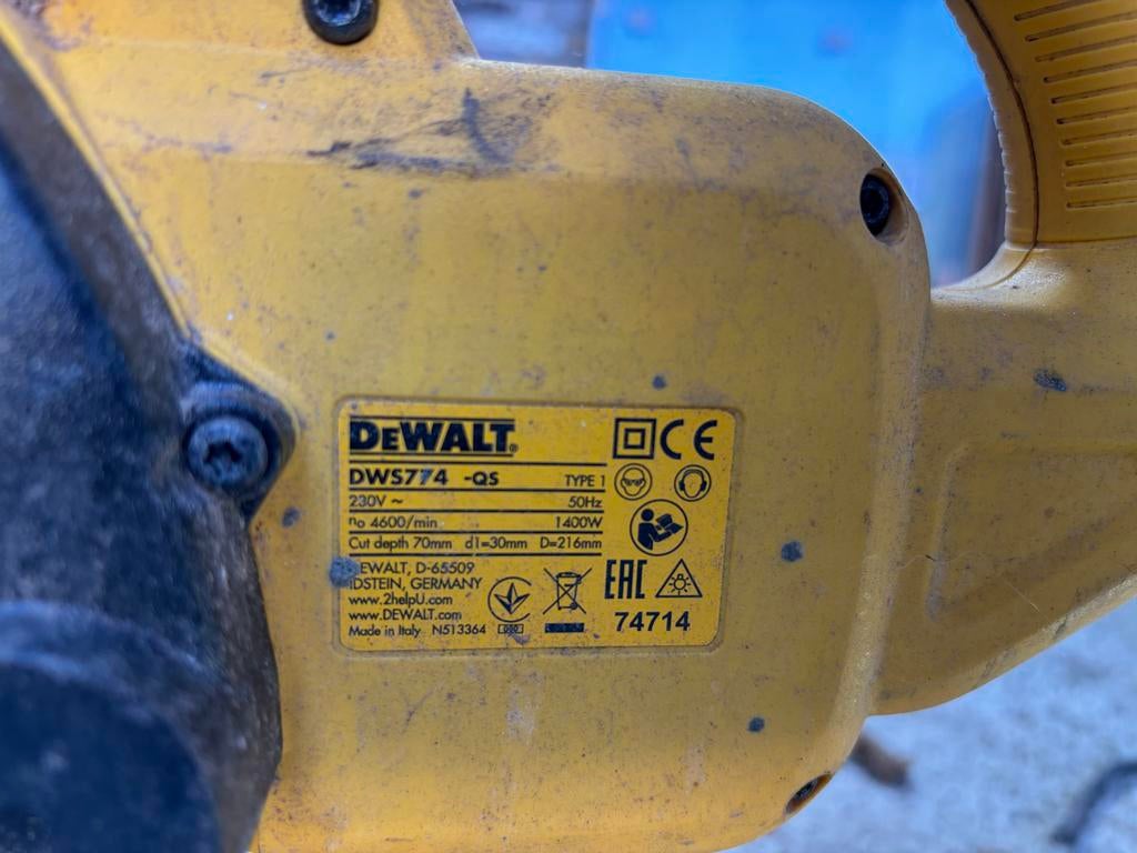 DeWalt DWS774 Afkortzaag - Defect voor onderdelen, Doe-het-zelf en Verbouw, Gereedschap | Zaagmachines, Gebruikt, Afkortzaag, 1200 watt of meer