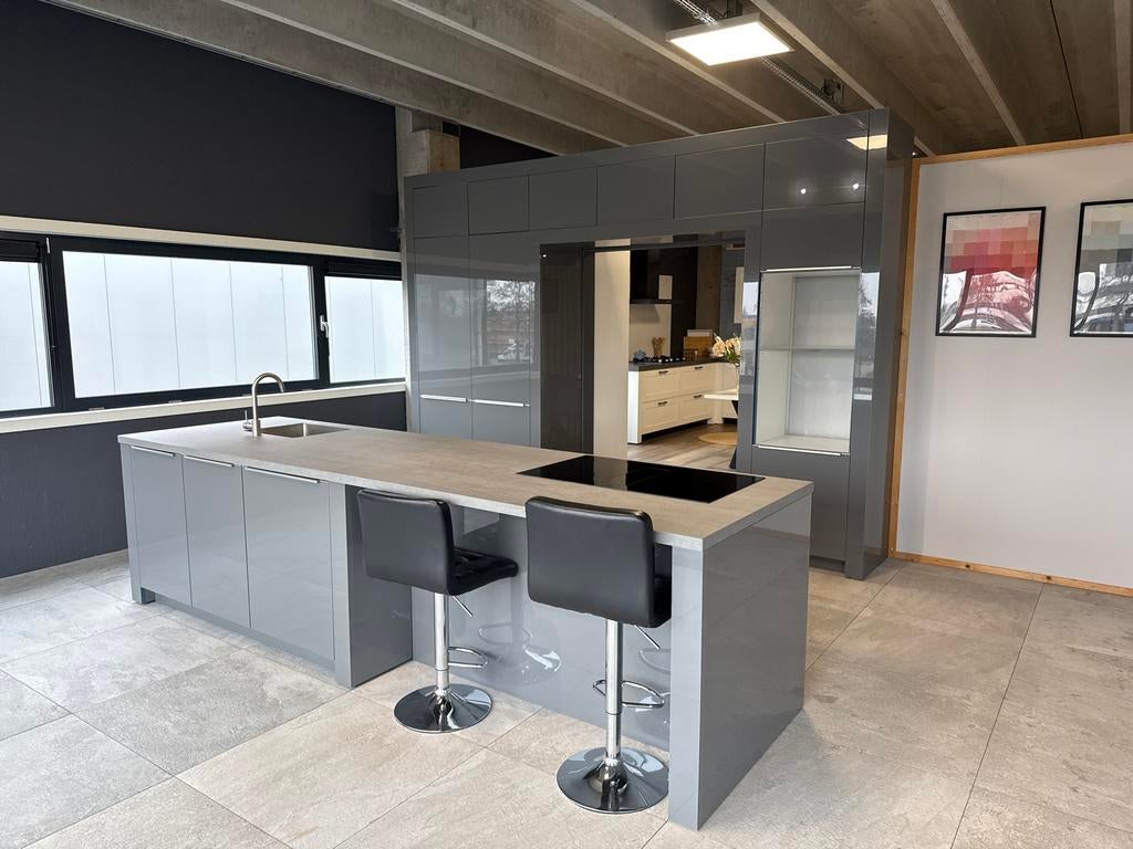 Showroomkeuken met eiland en inbouwapparatuur, Ophalen, Graniet of Steen, Zo goed als nieuw, Grijs