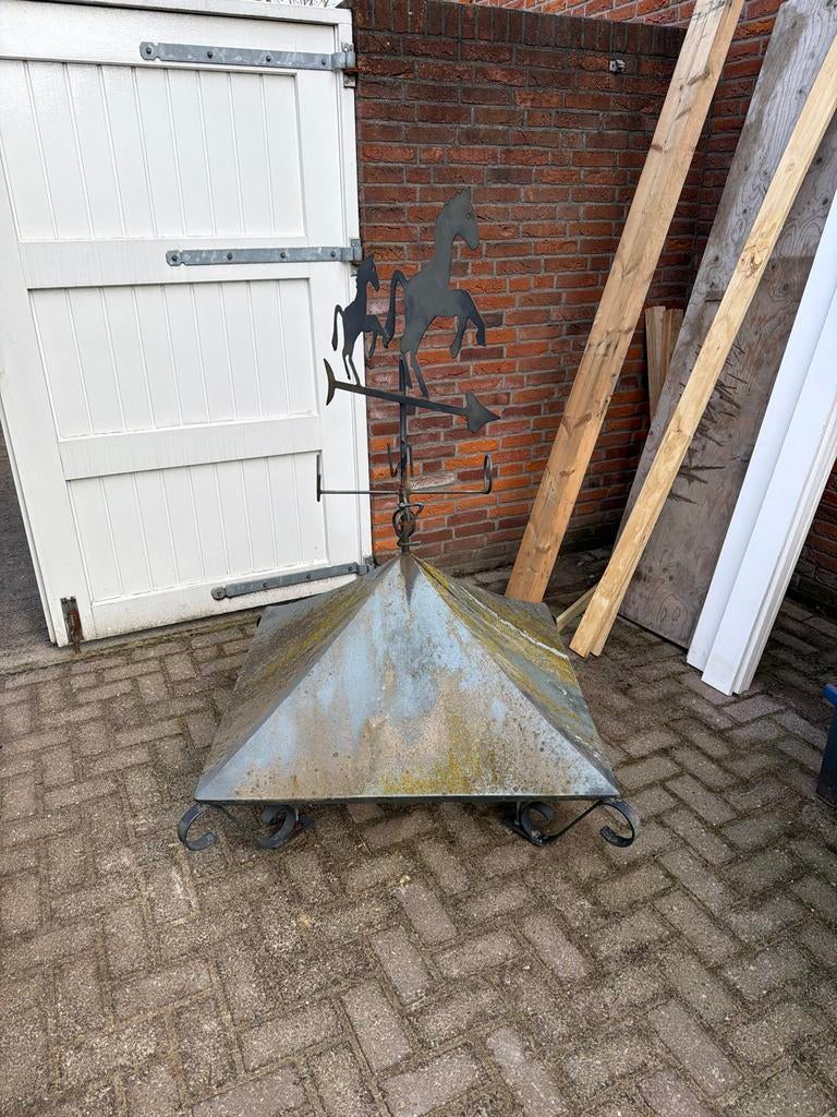 Schoorsteenkap met windwijzer paarden, Ophalen, Gebruikt